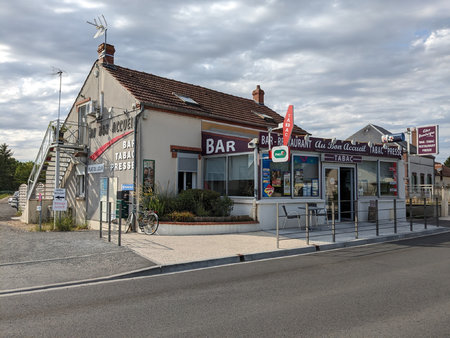 bar restaurant
