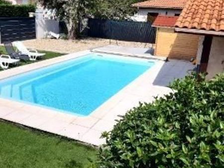 maison climatisée avec piscine pour 8 personnes max  3 chambres