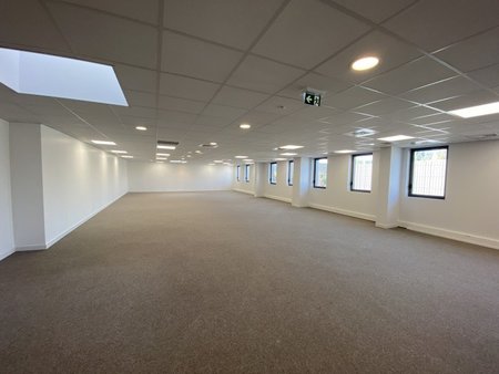 plateau de 200m² divisables en plusieurs bureaux