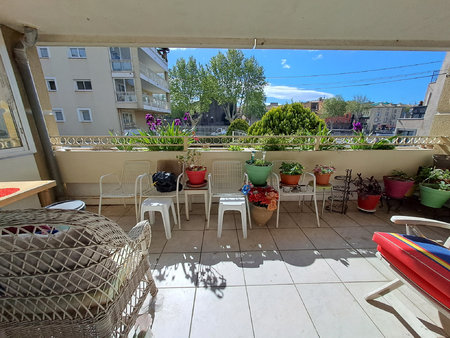 appartement avec terrasse  grand garage et vue sur l'hérault