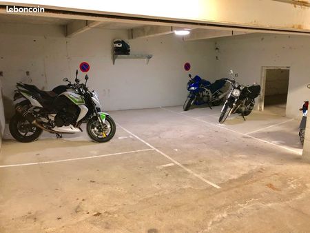 place moto dans parking sécurisé