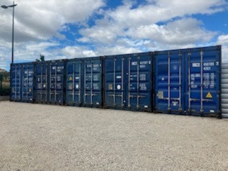 containers sur terrain securises bien places