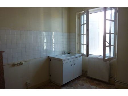 location appartement 3 pièces 65 m² lathus-saint-rémy (86390)