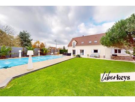 villa contemporaine de 227 m² avec piscine édifiée sur un terrain de 1295 m²
