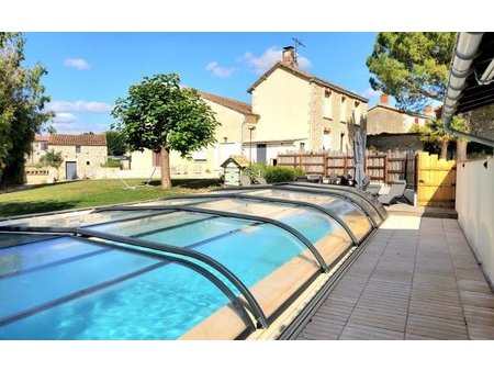 magnifique maison rénovée avec dépendances  piscine  terrasses  garage  beau terrain 