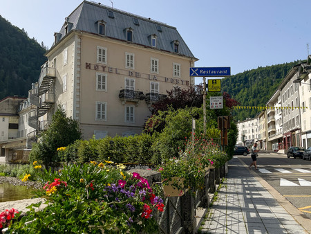immeuble hôtelier à 39400 morez-hauts-de-bienne 15 minutes de la frontière suisse