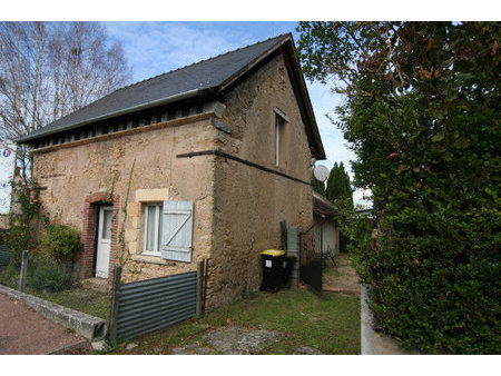 une charmante maison en pierres avec garage et jardin