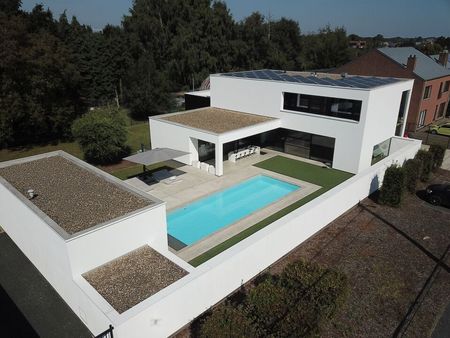 moderne villa met buitenzwembad