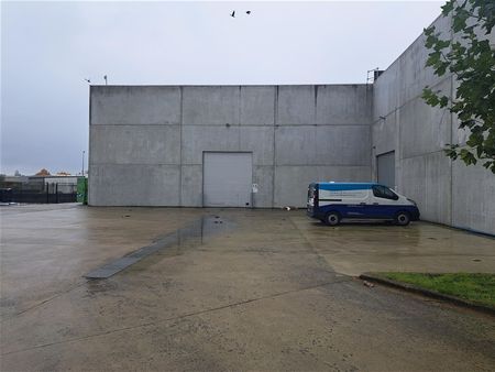 industrieel gebouw met laadkades en privatief buitenterrein