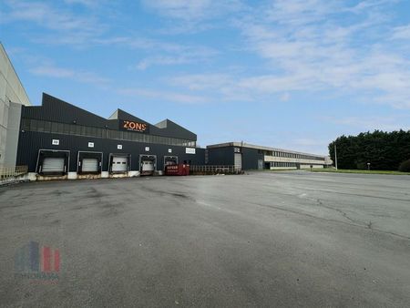 11 111 m² d'entrepôt logistique avec quais de chargement