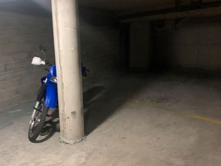 parking moto ou scooter dans garage sous terrain avec télécommande