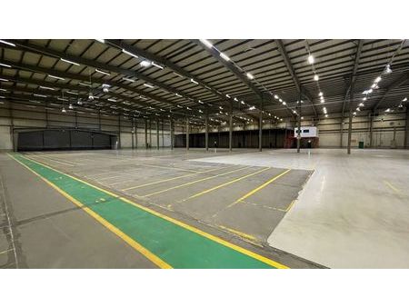 bâtiment industriel logistique de 7.483 m² avec 6 quais d...