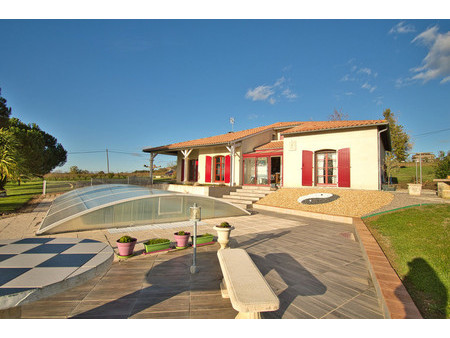 belle maison en parfait état avec jardin  piscine et un étang. bel environnement et vue do