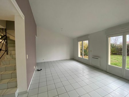 location maison  106 m² t-4 à saint-étienne-de-tulmont  950 €