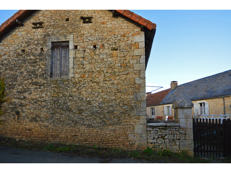 maison de village traditionnelle en pierre avec cour fermée  grange et vue sur les colline