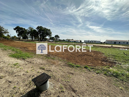 avec accès à pied aux commerces et écoles  terrain à bâtir viabilisé en charente-maritime 