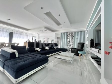villa de 2019  intérieur moderne  4 chambres  168 m² habitables  piscine  pergola  terrain