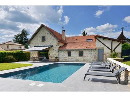 une spacieuse maison en pierre avec piscine dans un hameau tranquille