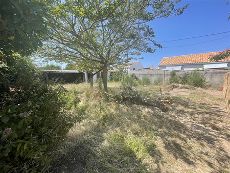 a 300 m du bourg et 800 m de la plage