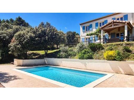 villa en position dominante avec garage et piscine / vue imprenable sur le village