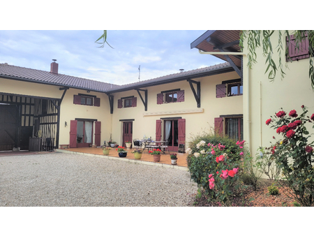 belle maison de village ou propriété de 247 m² rénovée  avec porche  cours  terrasses  pis