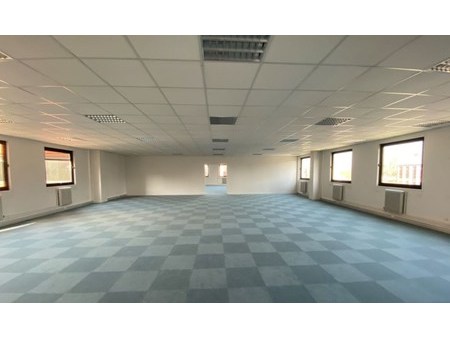 local professionnel - 1 988m²