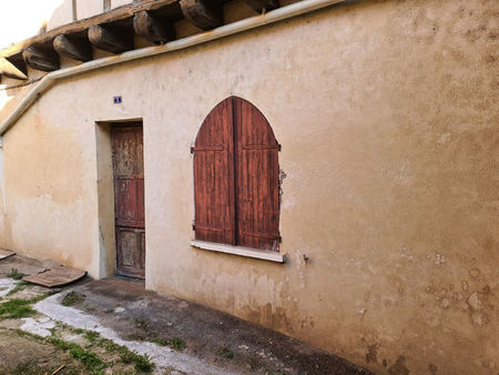 t2 de 35 m2 plain-pied à rénover au calme centre ville dans belle bâtisse de caractère