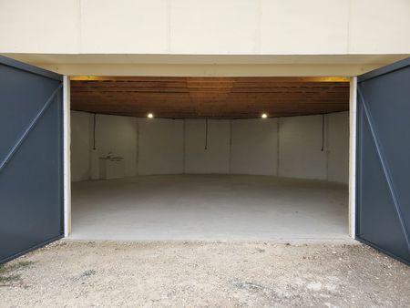 loue local 95m2  garage  garde meuble