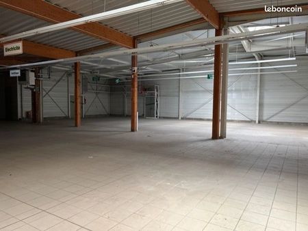local commercial 700 m² anneyron
