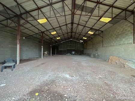 hangar 2 pièces 700 m²