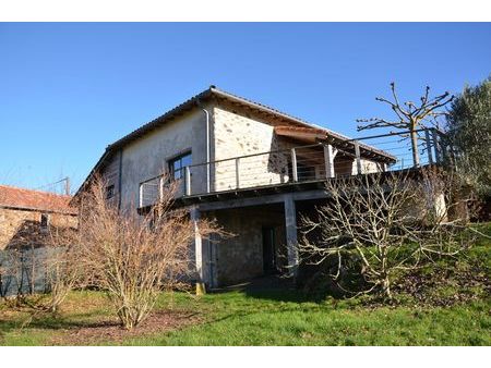 dan un hameau  maison rénovée de 183m2 avec belle vue panoramique sur la campagne vallée d