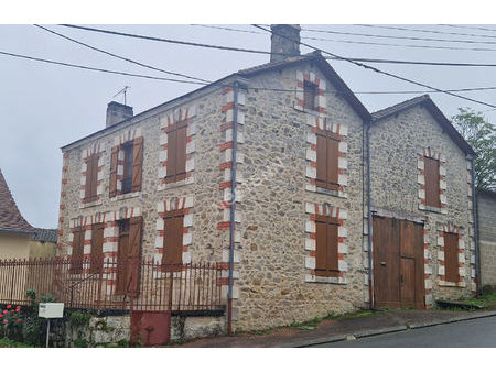 belle maison de caractère en pierre avec garage au coeur du village de saint-saud lacoussi