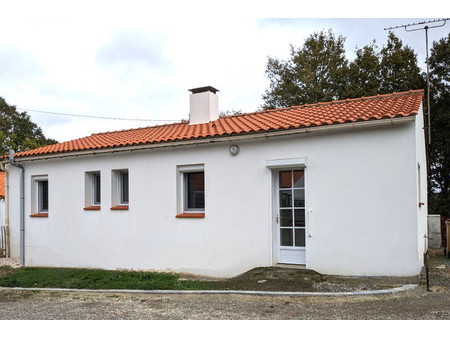 maison traditionnelle 2 chambres  située au calme dans un hameau près de st-christophe-du-