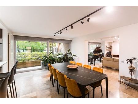 uniek gelijkvloers appartement met grote tuin en privé ingang