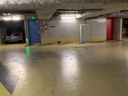 parking sous-terrain sécurisé à louer (85/mois cc). accès avec bip. a côté de la place mon