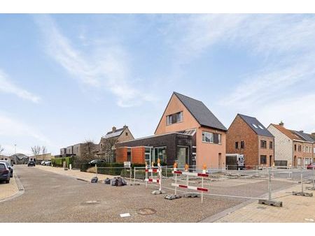 bureau (276 m²) avec appartement (181 m²) à snaaskerke