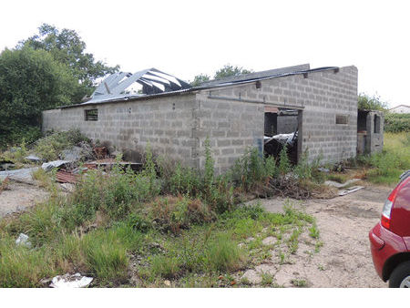 ancien bâtiment de ferme pour stock ou chevaux