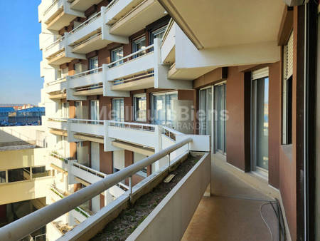 t4 hyper centre avec balcon et parking