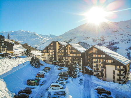 spacieux appartement de ski à vendre dans le centre des menuires (3 vallées) - skis aux pi