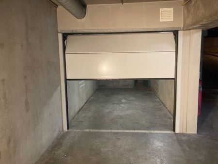 splendide garage ferme avec cave attenante