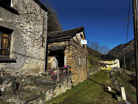 grange réhabilitée dans un hameau de montagne des pyrénées