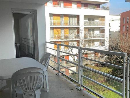 location appartement  81.8 m² t-4 à massy  2 100 €