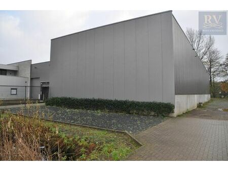 opslagloods van +-407 m ² op een centrale locatie in zonhoven