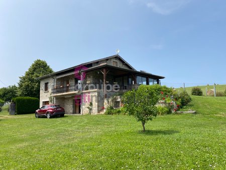 maison en pierres avec vue dégagée