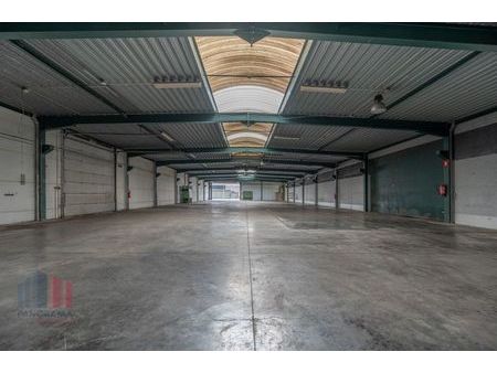 2.000 m² d'entrepôt/atelier avec 200 m² de bureaux près d...