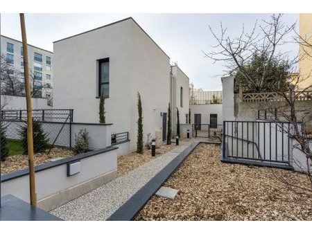 maison contemporaine avec patio et terrasse à monchat