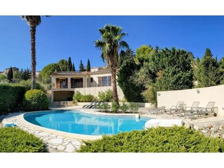 belle villa (114 m²) avec vue imprenable  3 chambres  2 salles de bain  piscine et jardin 