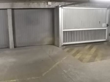 loue garage/box fermé dans résidence sécurisée