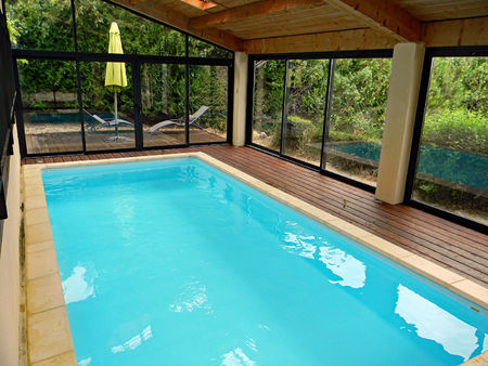 villa avec piscine interieure   terrain  source  bassin  region grignan