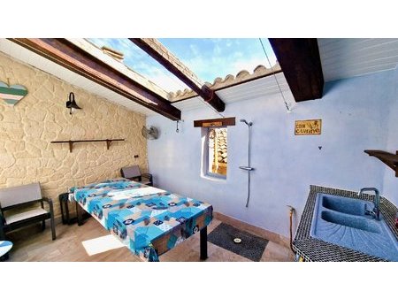 une maison de village de 4 chambres très bien présentée avec une terrasse très privée.